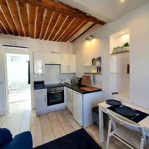 Freshly Tastefully Renovated In Heart Of Old Apartment